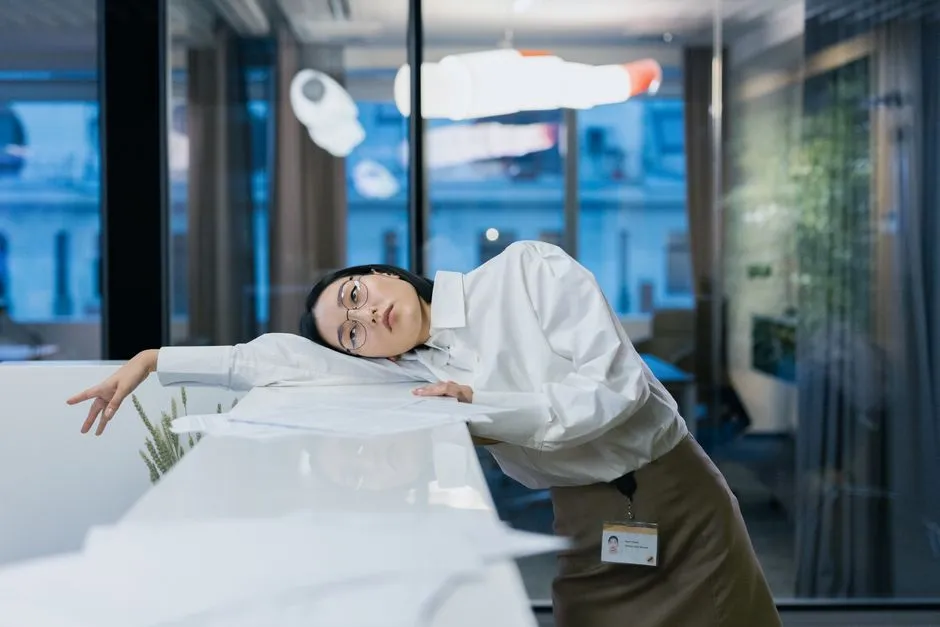 Disengaged employees looking bored at their desks - employee engagement consulting firms